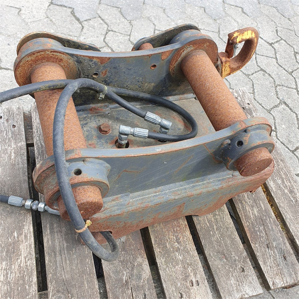Engcon S45 - Quick coupler for Excavator: picture 3 Engcon S45 - Quick coupler for Excavator: picture 3