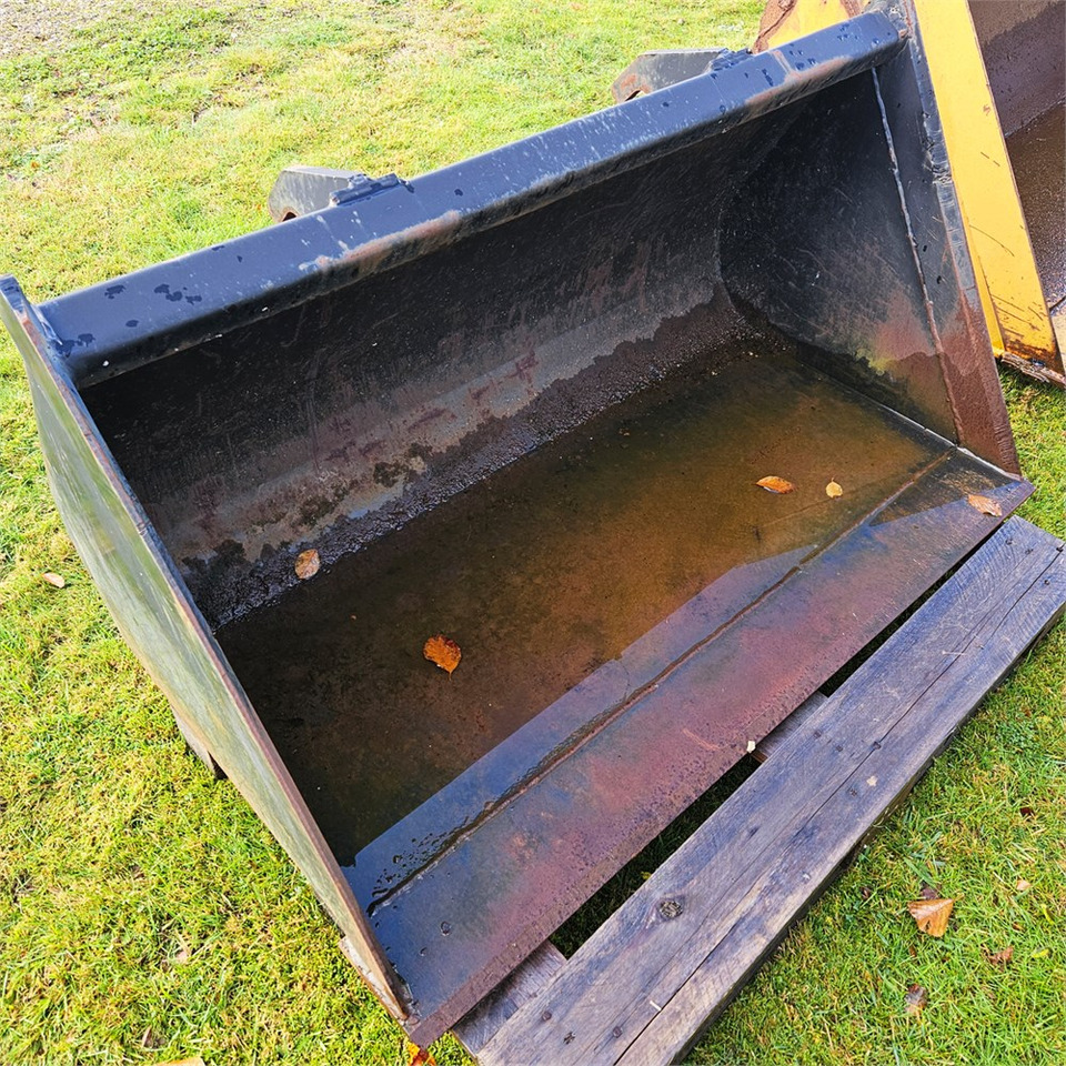 Giant 130 cm - Loader bucket: picture 2 Giant 130 cm - Loader bucket: picture 2