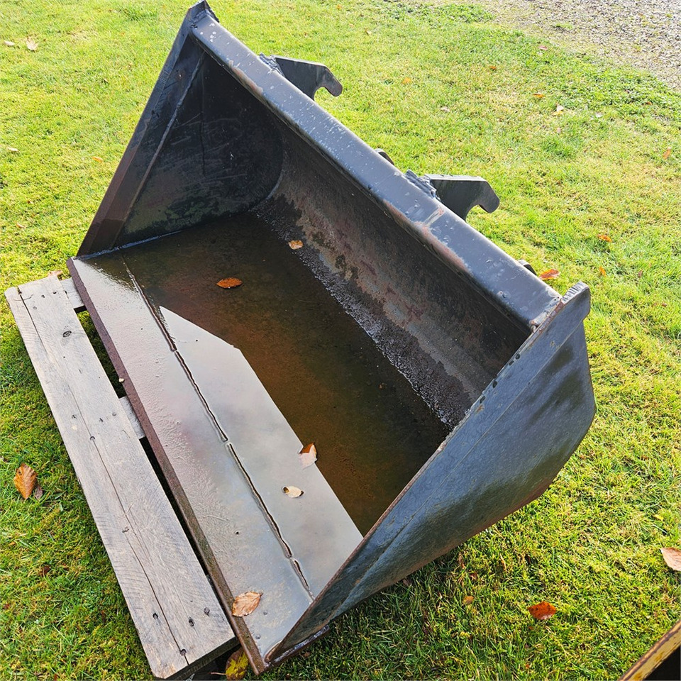 Giant 130 cm - Loader bucket: picture 1 Giant 130 cm - Loader bucket: picture 1