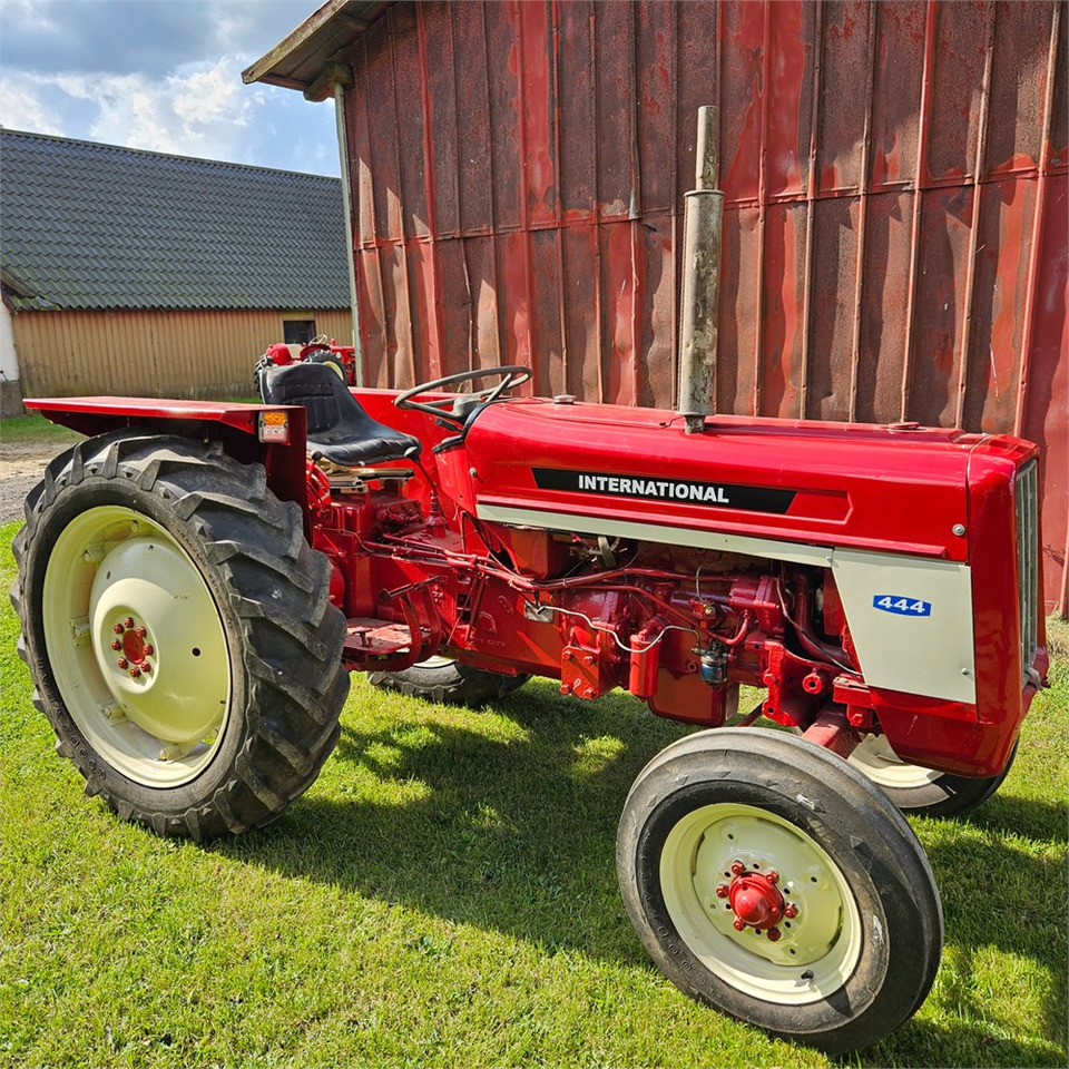 IH 444 - Farm tractor: picture 1 IH 444 - Farm tractor: picture 1