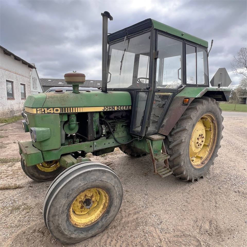 John Deere 2140 - Farm tractor: picture 1 John Deere 2140 - Farm tractor: picture 1