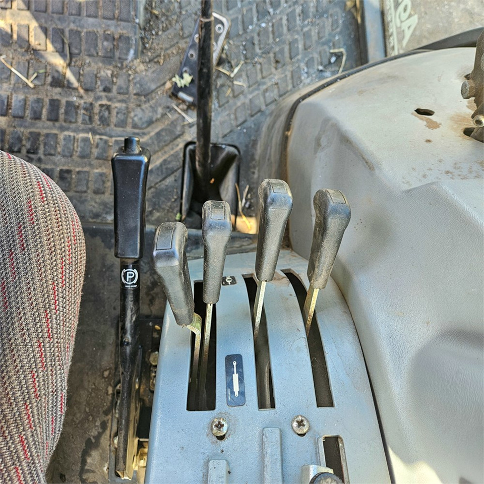 Farm tractor Massey Ferguson 4270: picture 18