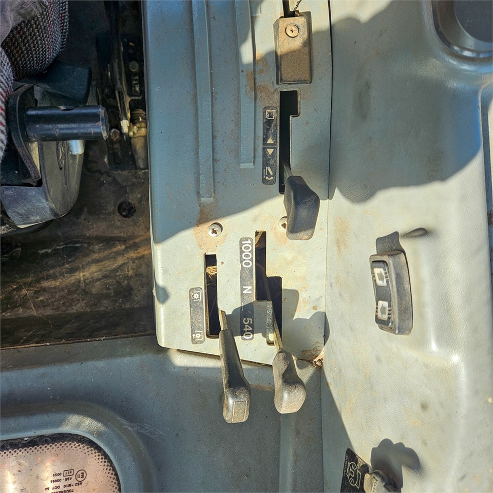 Farm tractor Massey Ferguson 4270: picture 20