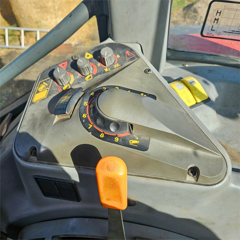 Farm tractor Massey Ferguson 4270: picture 21