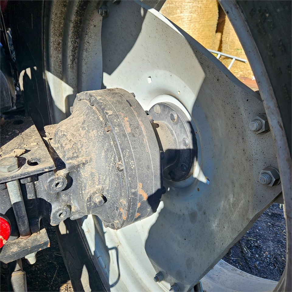 Farm tractor Massey Ferguson 4270: picture 45