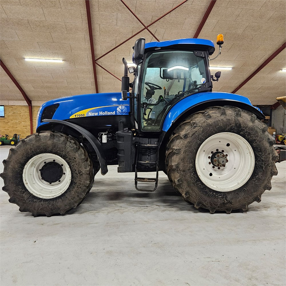 New Holland 7050 - Farm tractor: picture 3 New Holland 7050 - Farm tractor: picture 3