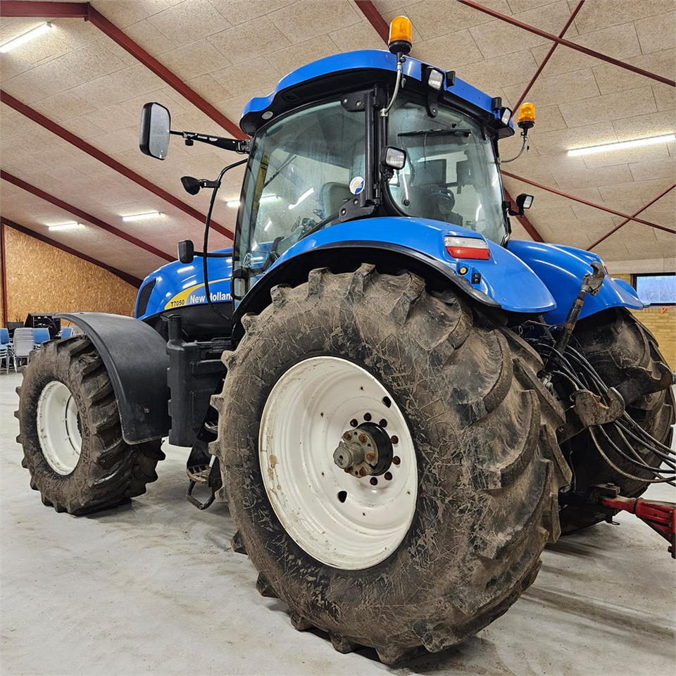 New Holland 7050 - Farm tractor: picture 4 New Holland 7050 - Farm tractor: picture 4