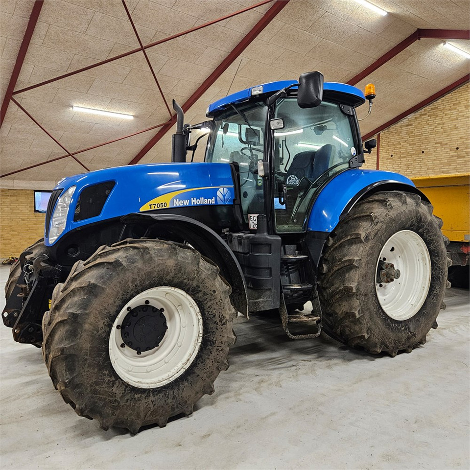 New Holland 7050 - Farm tractor: picture 2 New Holland 7050 - Farm tractor: picture 2