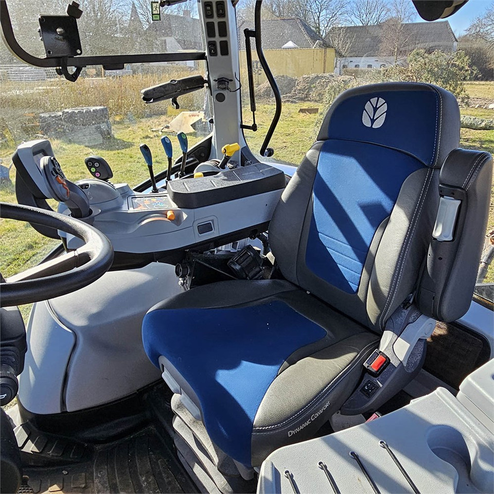Farm tractor New Holland T5.120 DC: picture 11