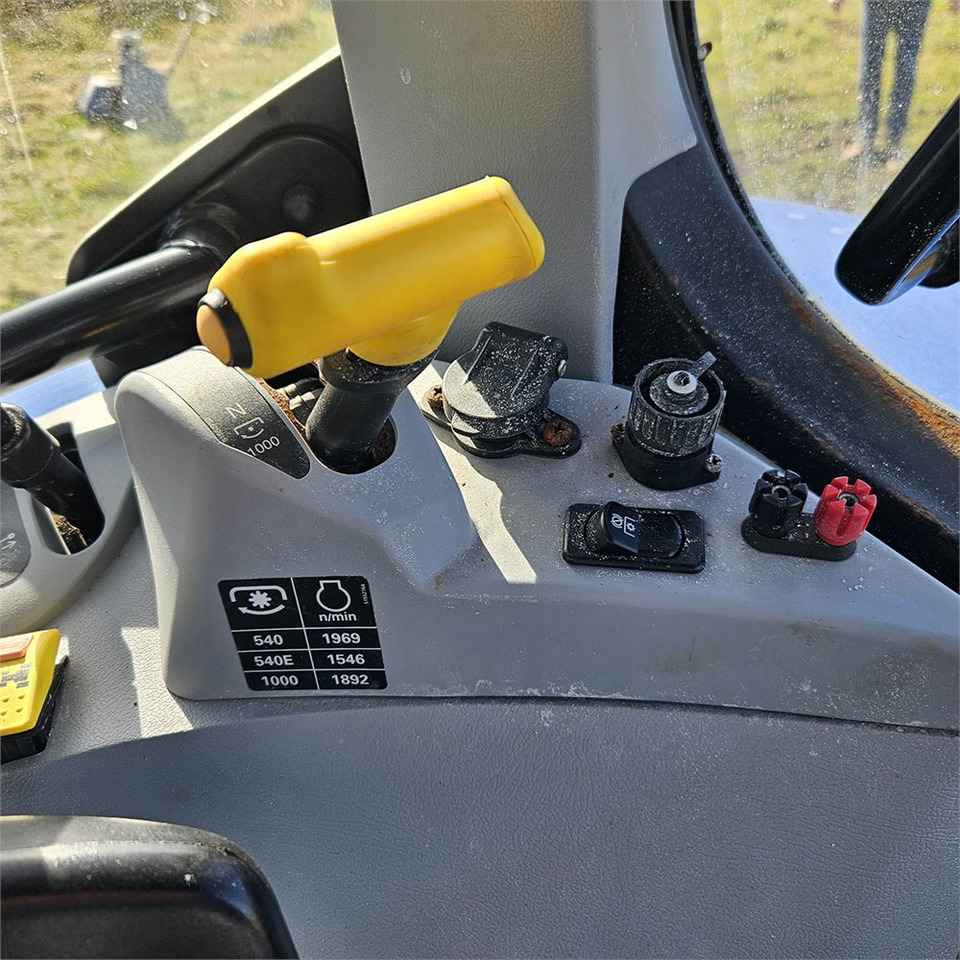 Farm tractor New Holland T5.120 DC: picture 19