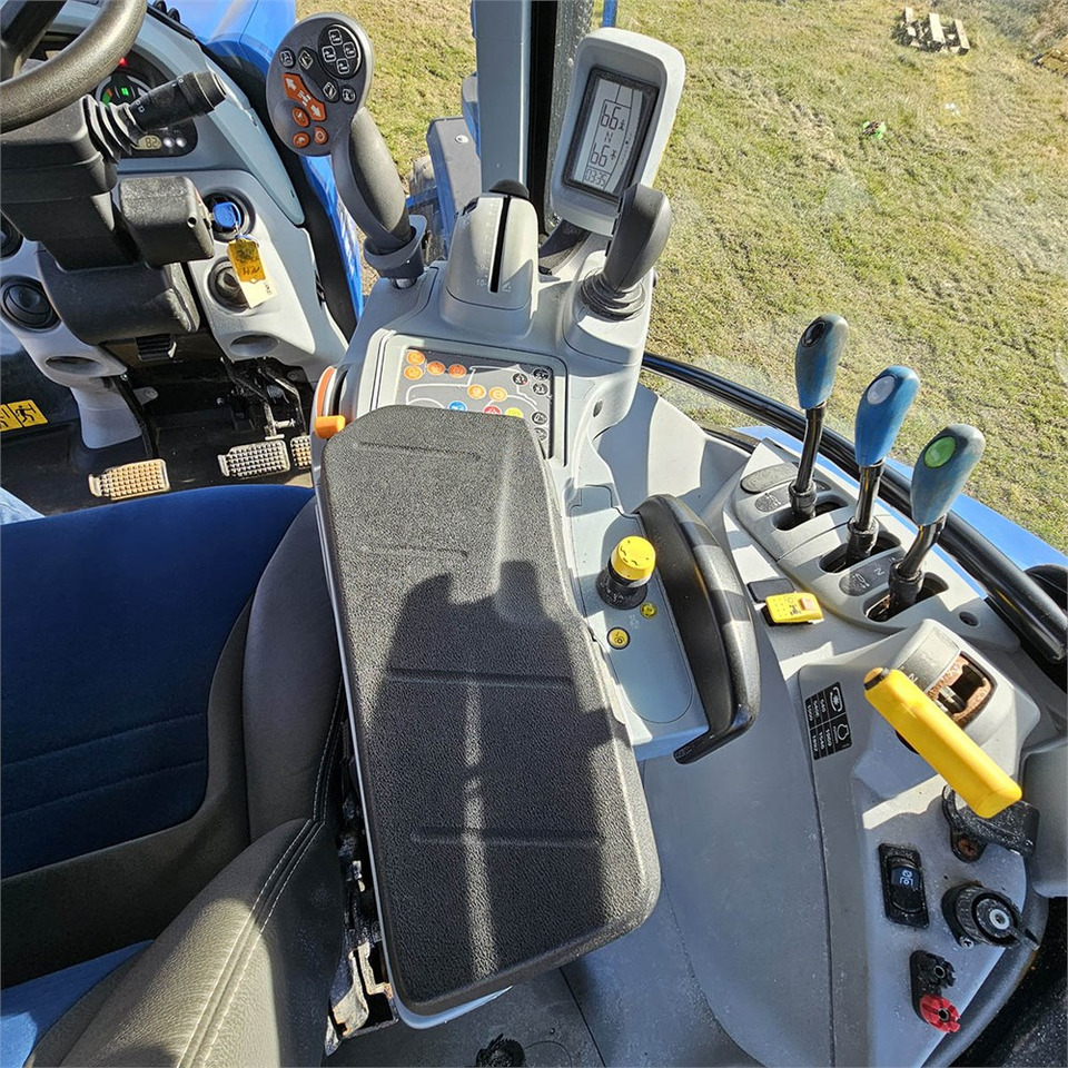 Farm tractor New Holland T5.120 DC: picture 12