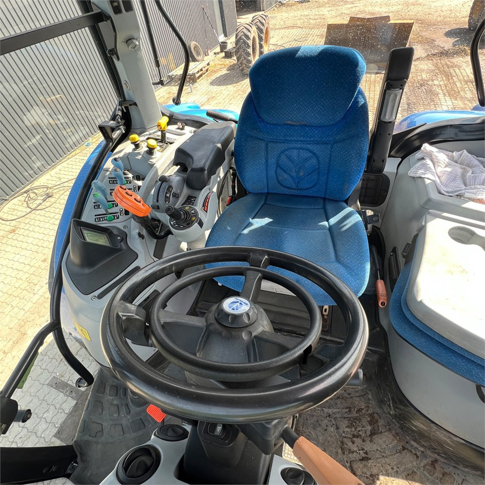 Farm tractor New Holland T6050: picture 18