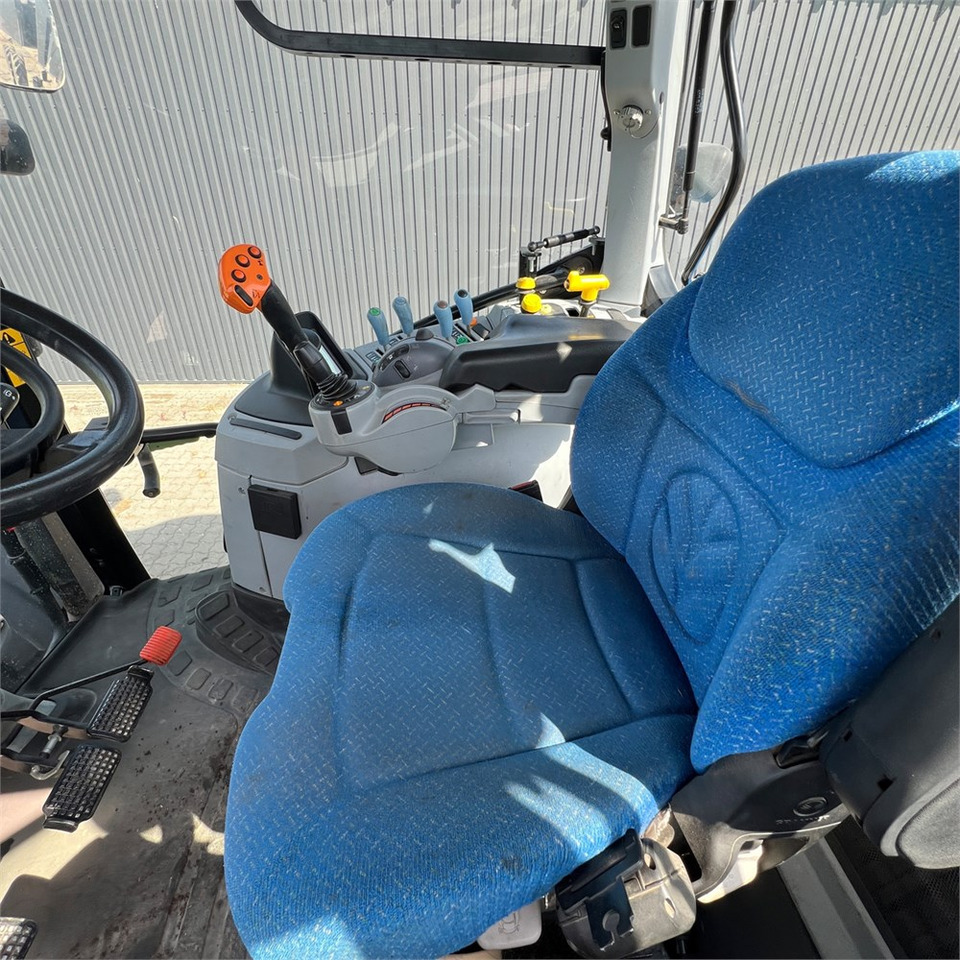 Farm tractor New Holland T6050: picture 19