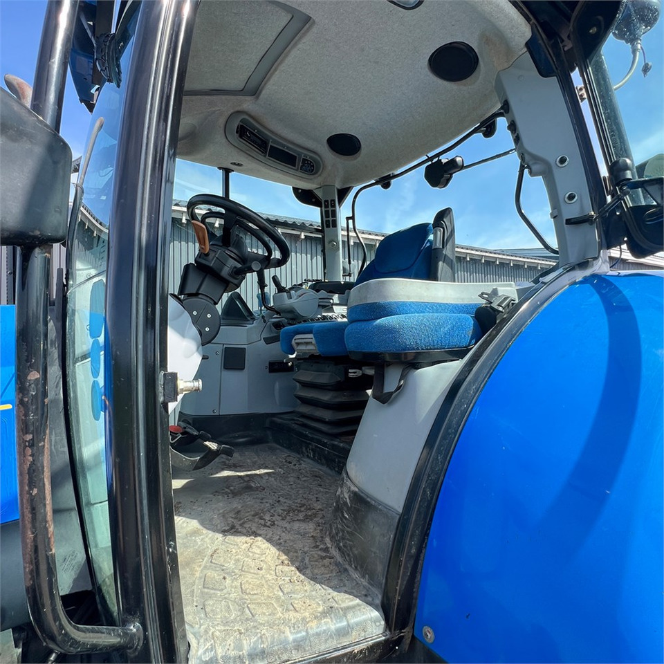 Farm tractor New Holland T6050: picture 16