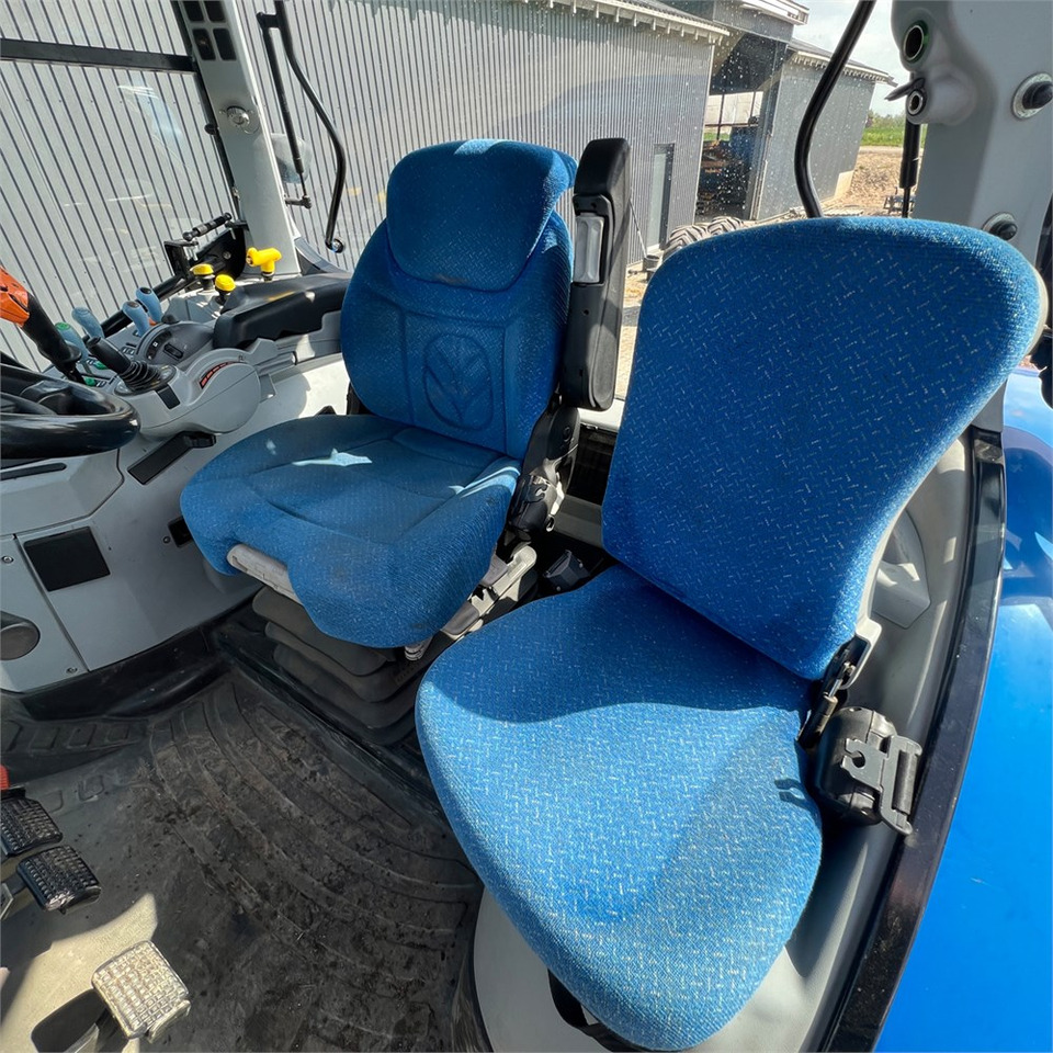 Farm tractor New Holland T6050: picture 20