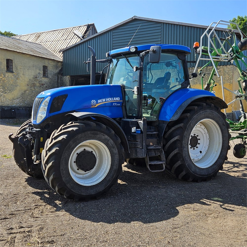 New Holland T7.235 Power Command - Farm tractor: picture 5 New Holland T7.235 Power Command - Farm tractor: picture 5