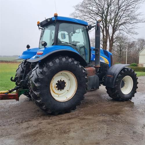 New Holland T8050 Class 5 - Farm tractor: picture 3 New Holland T8050 Class 5 - Farm tractor: picture 3