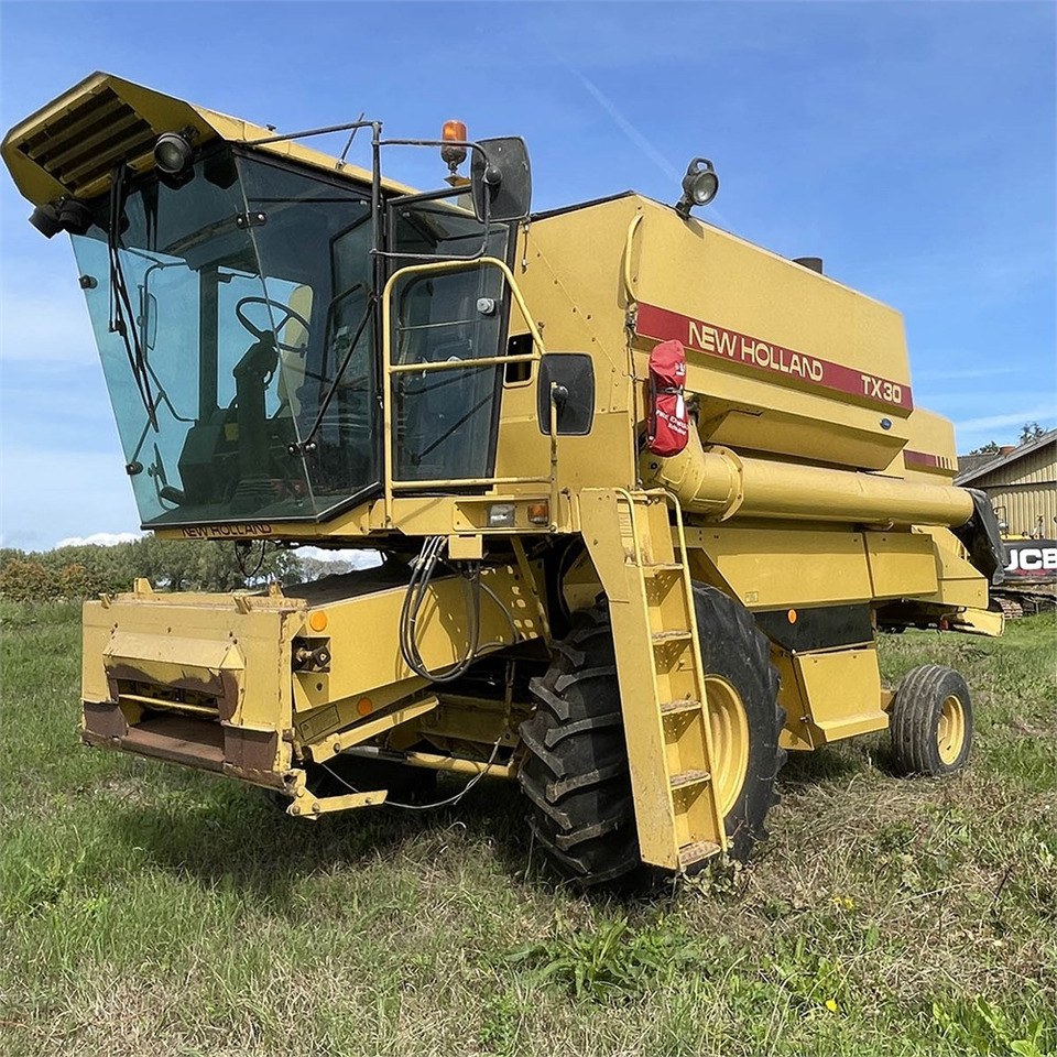 New Holland TX 30 - Combine harvester: picture 2 New Holland TX 30 - Combine harvester: picture 2