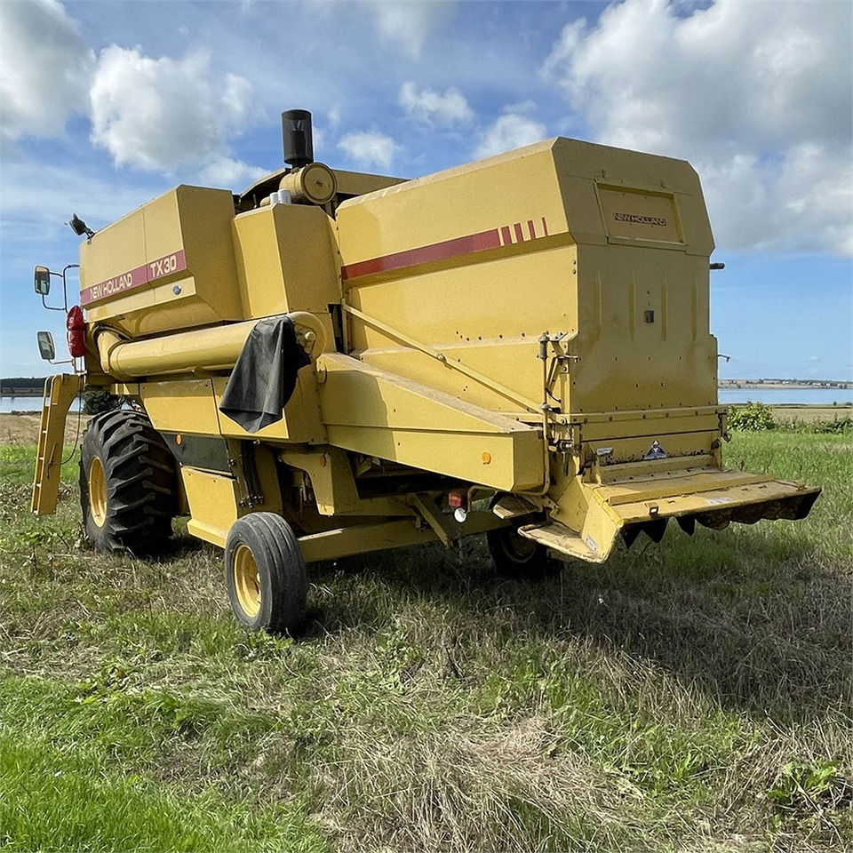 New Holland TX 30 - Combine harvester: picture 5 New Holland TX 30 - Combine harvester: picture 5