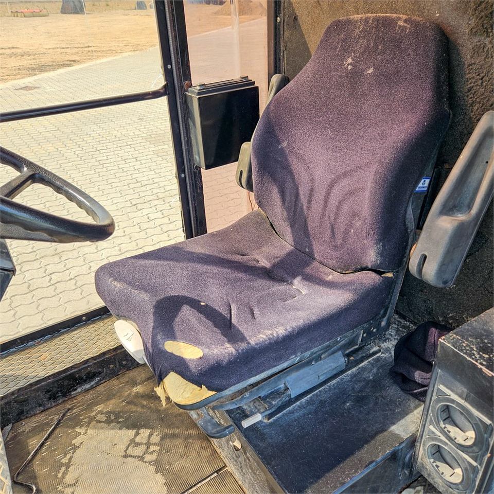 Skid steer loader Optimas H77: picture 7