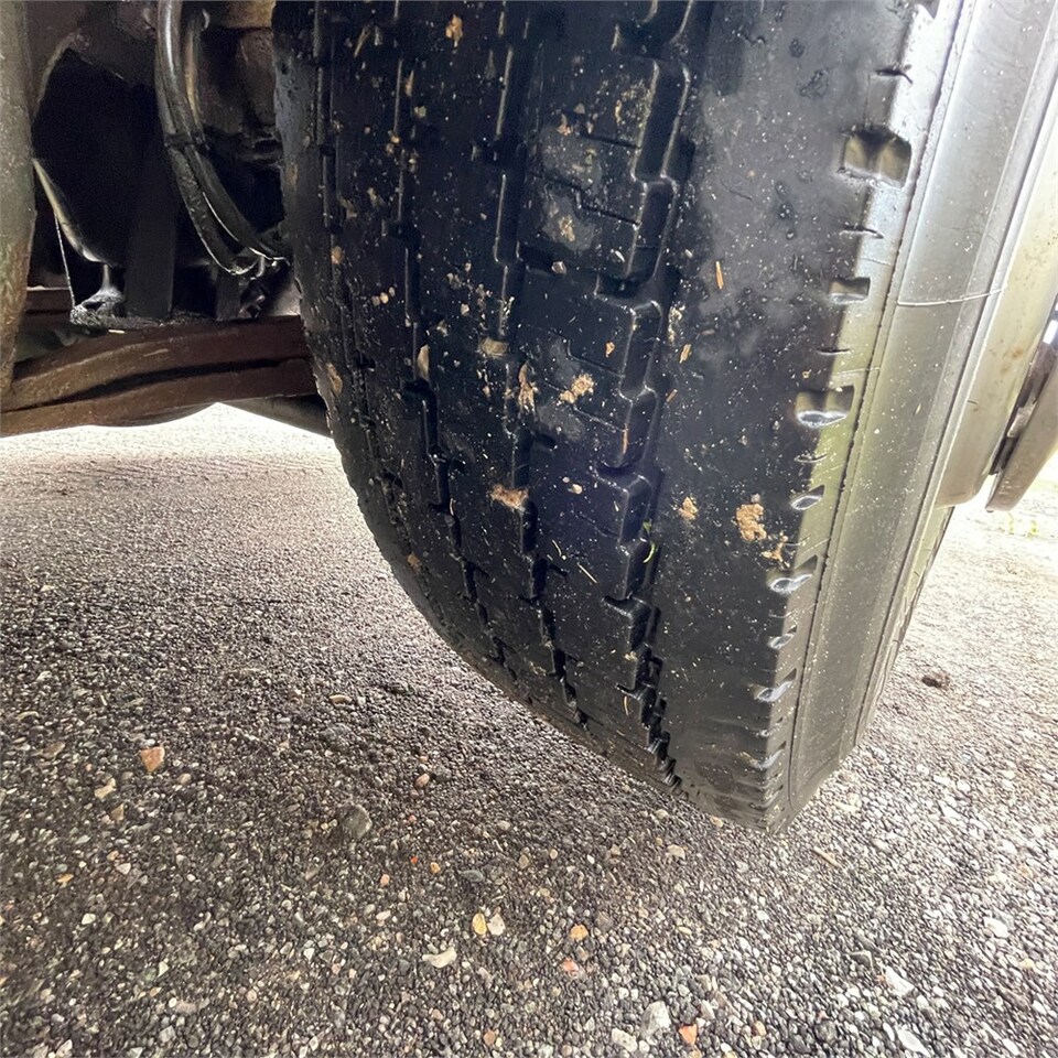 Dropside/ Flatbed truck Scania 124G: picture 36