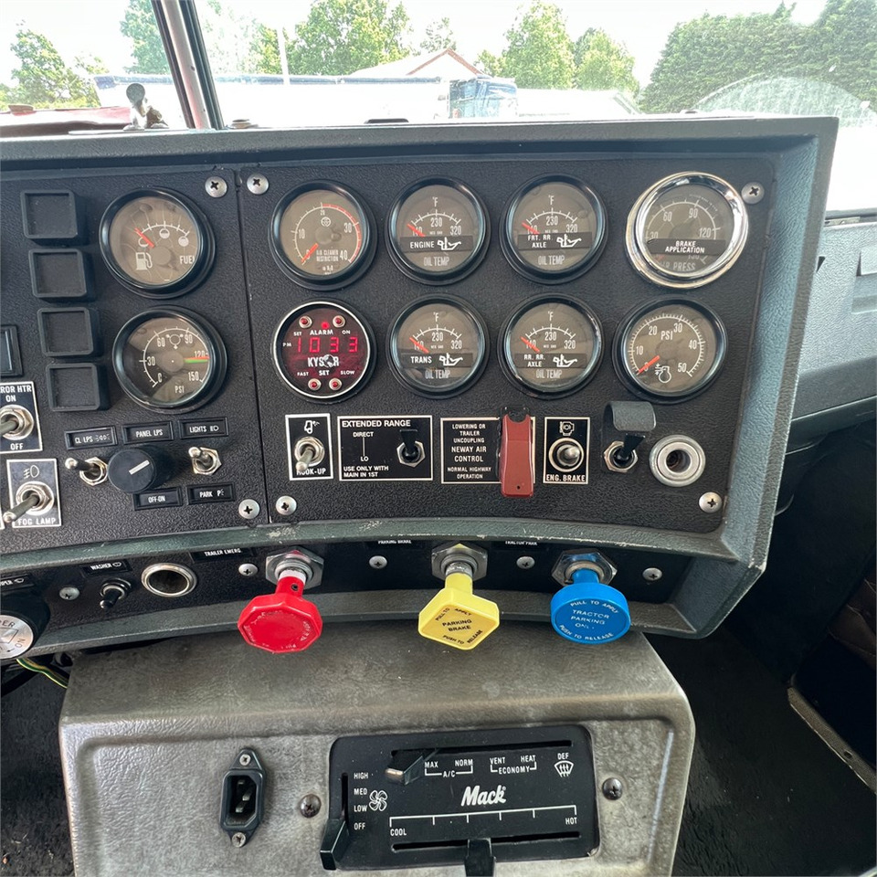 Tractor unit Mack Superliner: picture 28
