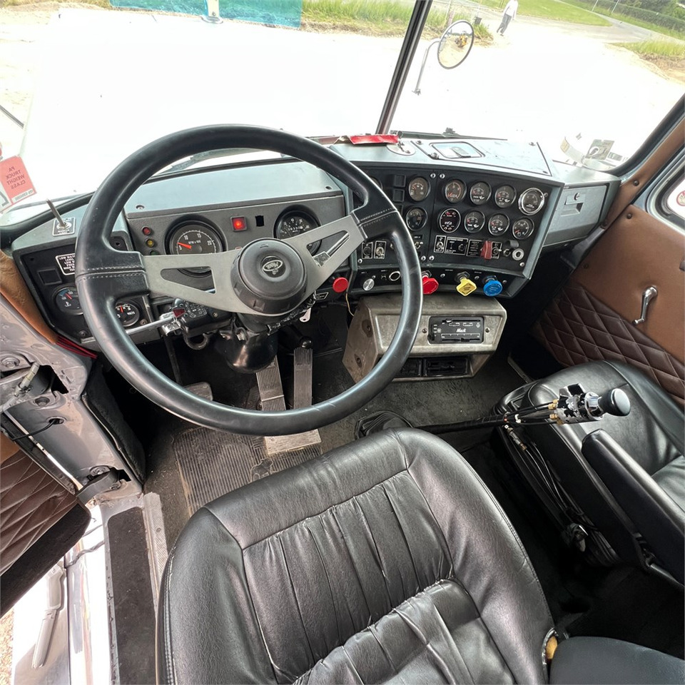 Tractor unit Mack Superliner: picture 22