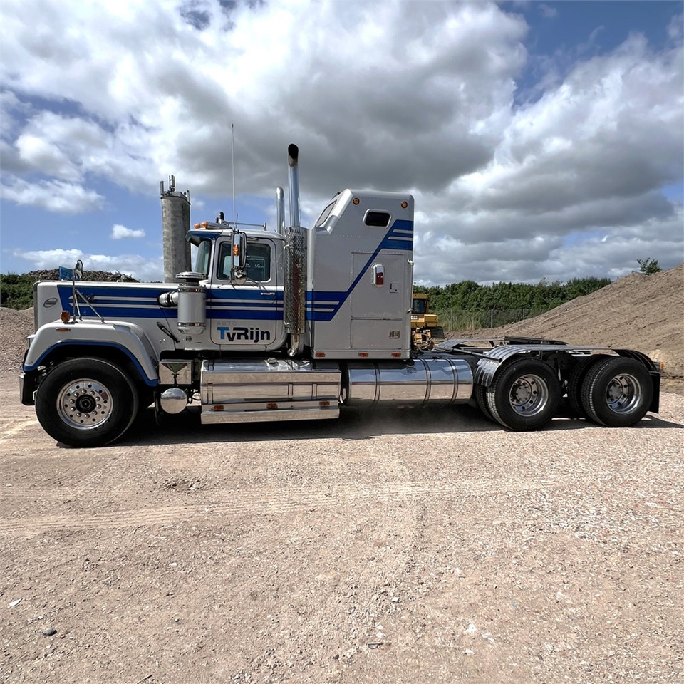 Tractor unit Mack Superliner: picture 9
