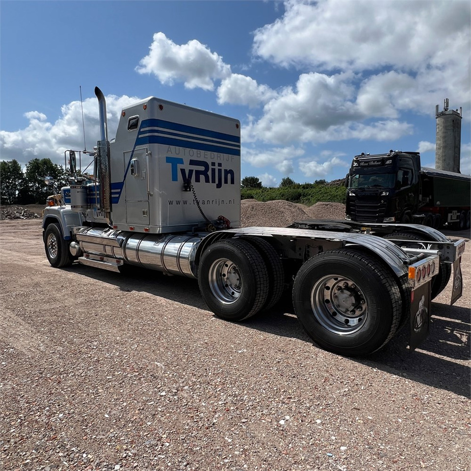 Tractor unit Mack Superliner: picture 12