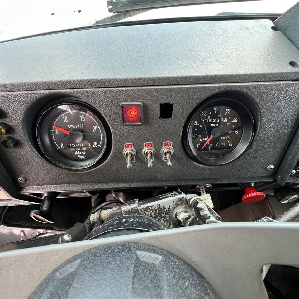 Tractor unit Mack Superliner: picture 24
