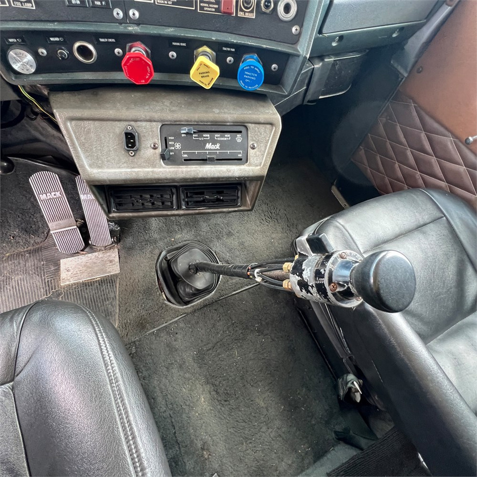 Tractor unit Mack Superliner: picture 23