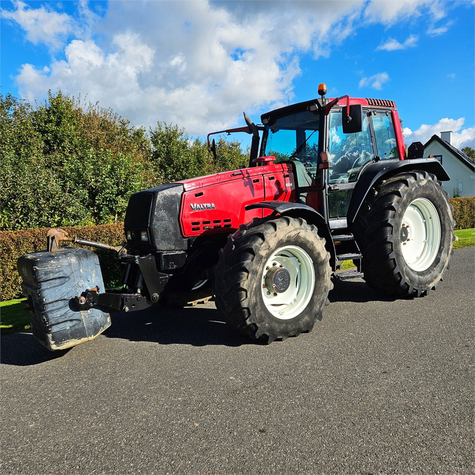Farm tractor Valtra 8550-4WD: picture 1