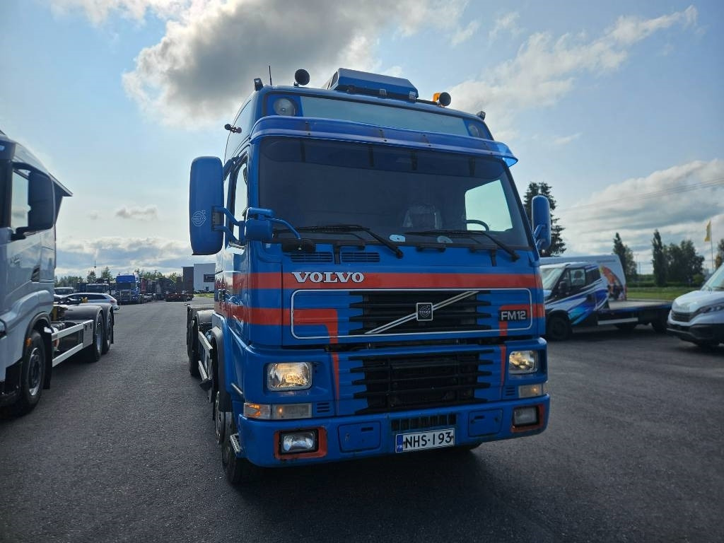 Volvo FM12 420 8x2 - Skip loader truck: picture 2 Volvo FM12 420 8x2 - Skip loader truck: picture 2