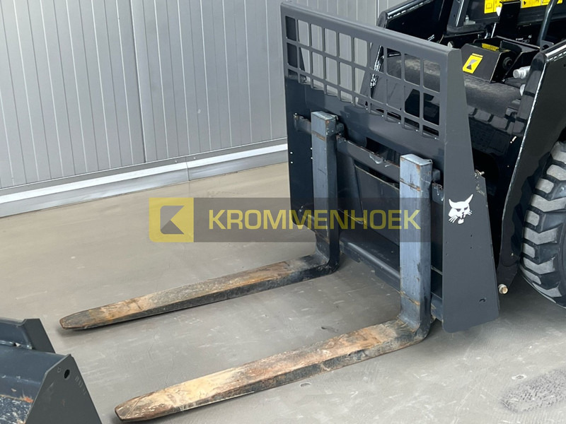 Skid steer loader Bobcat S 70: picture 8