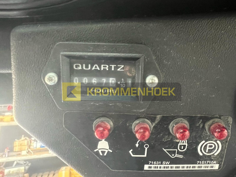 Skid steer loader Bobcat S 70: picture 7