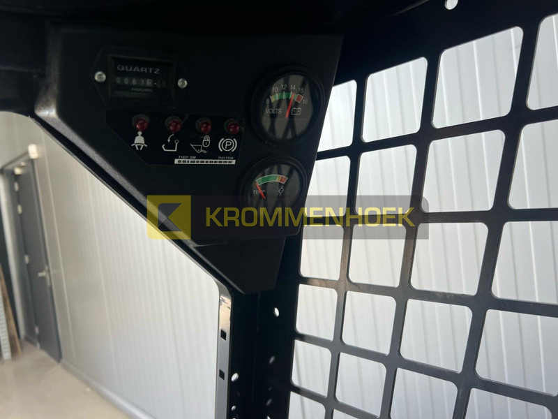 Skid steer loader Bobcat S 70: picture 15