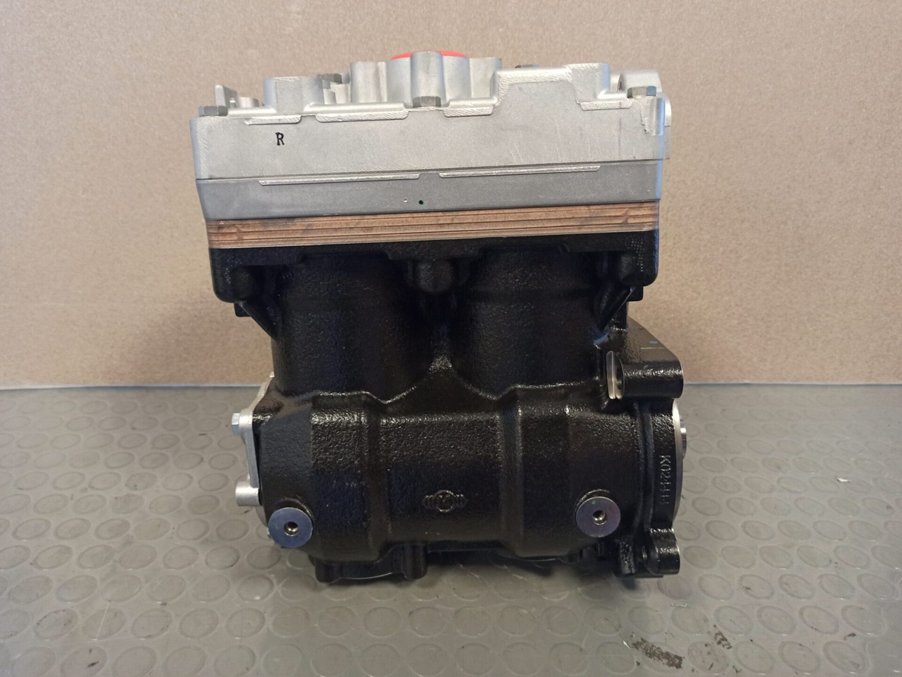 SCANIA AIR COMPRESSOR - 2792819 - Air brake compressor for Truck: picture 1 SCANIA AIR COMPRESSOR - 2792819 - Air brake compressor for Truck: picture 1