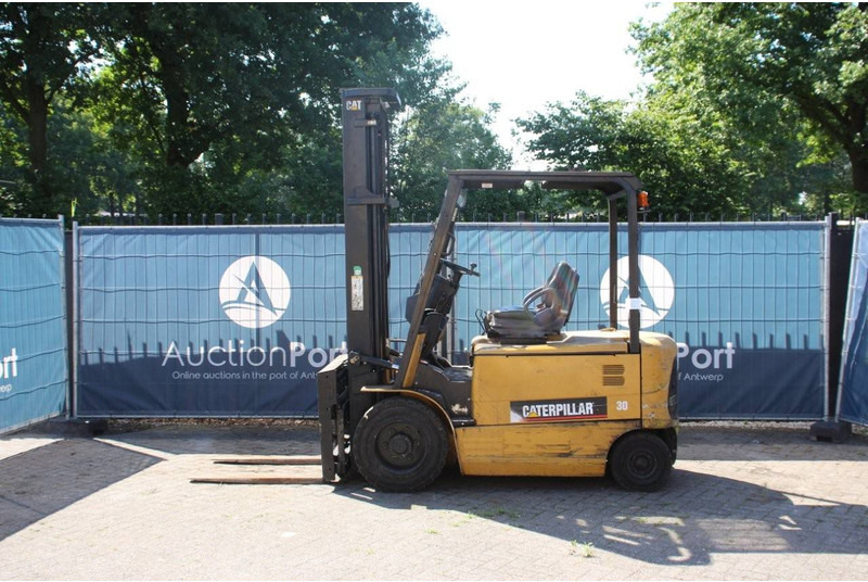 Caterpillar EP30K - Electric forklift: picture 2 Caterpillar EP30K - Electric forklift: picture 2
