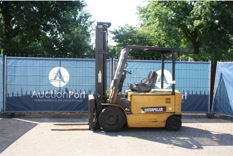 Caterpillar EP30K - Electric forklift: picture 1 Caterpillar EP30K - Electric forklift: picture 1