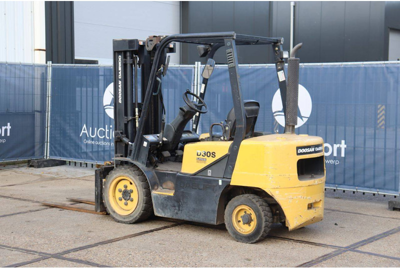 Doosan D30S-3 - Diesel forklift: picture 3 Doosan D30S-3 - Diesel forklift: picture 3