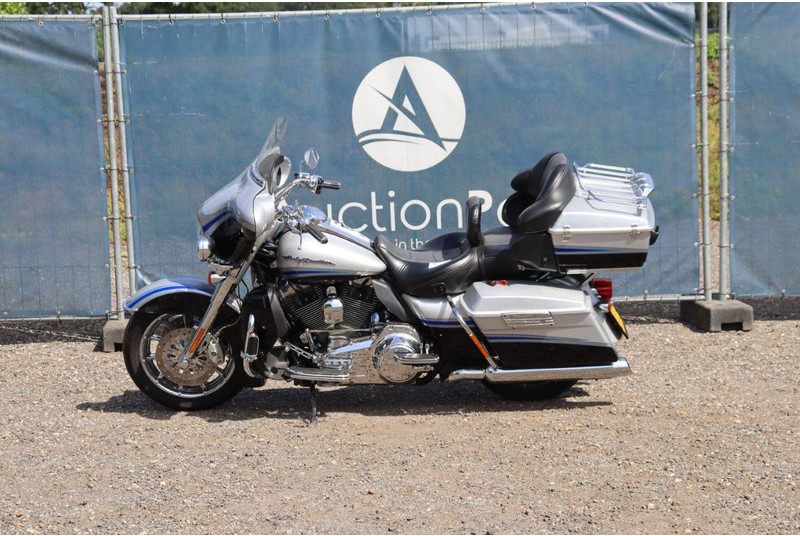 Harley-Davidson FLHTCUSE4 - Motorcycle: picture 2 Harley-Davidson FLHTCUSE4 - Motorcycle: picture 2