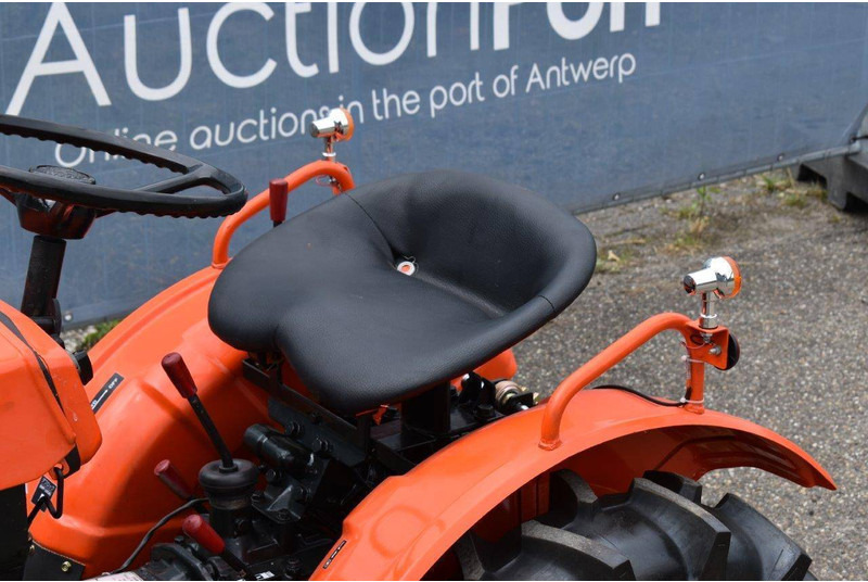 Farm tractor Kubota B5000: picture 12