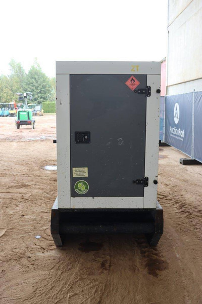 SDMO R90C3 - Generator set: picture 5 SDMO R90C3 - Generator set: picture 5