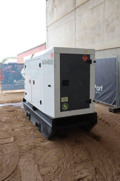 SDMO R90C3 - Generator set: picture 4 SDMO R90C3 - Generator set: picture 4