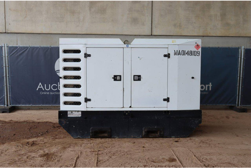 SDMO R90C3 - Generator set: picture 2 SDMO R90C3 - Generator set: picture 2