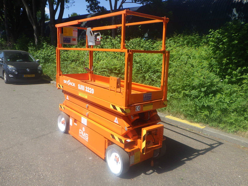 Skyjack SJ3220 - Scissor lift: picture 3 Skyjack SJ3220 - Scissor lift: picture 3