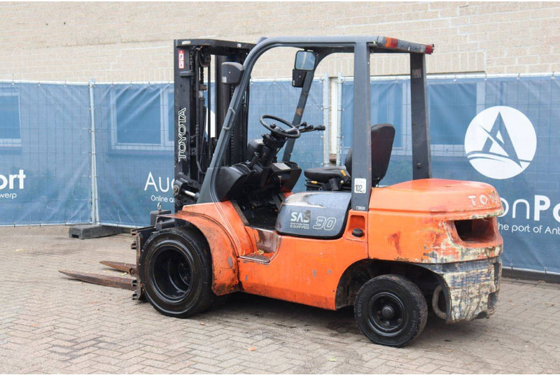 Toyota 02-7FDF30 - Diesel forklift: picture 3 Toyota 02-7FDF30 - Diesel forklift: picture 3