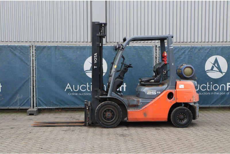 Toyota 02-8FGF25 - LPG forklift: picture 2 Toyota 02-8FGF25 - LPG forklift: picture 2