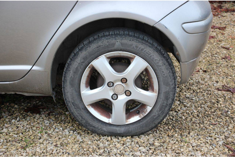 Sedan Toyota Yaris: picture 12