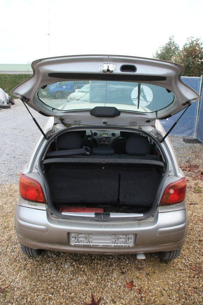 Sedan Toyota Yaris: picture 15